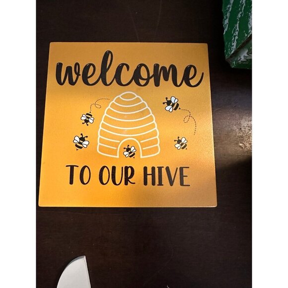 Bee themed decorations - 10 pieces plus twine - new in box - Picture 5 of 6